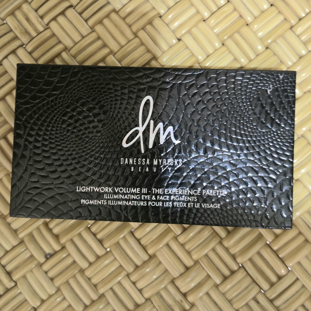 Eyeshadow Palette - Vibrant Danessa Myricks Lightwork Volume III Illuminating - Picture 6 of 7